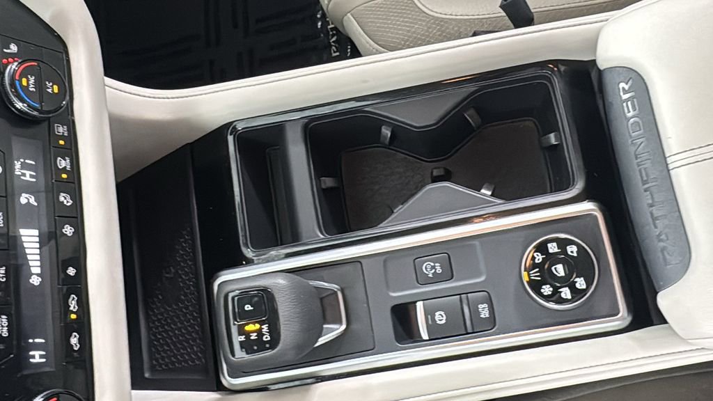 Used 2025 Nissan Pathfinder SL image 31