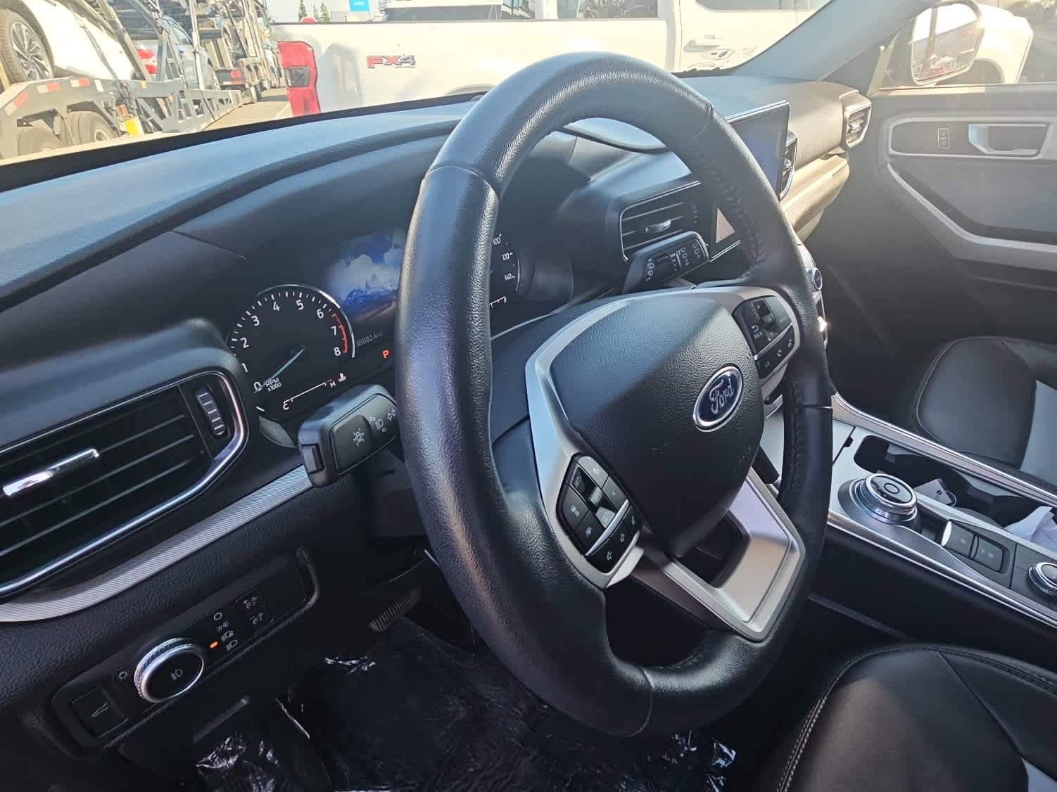 Used 2022 Ford Explorer XLT w/ Equipment Group 202A image 2