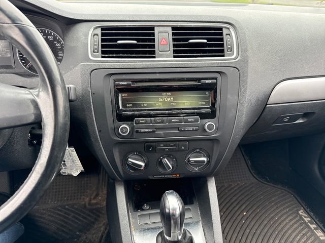 Used 2013 Volkswagen Jetta SE FWD image 23