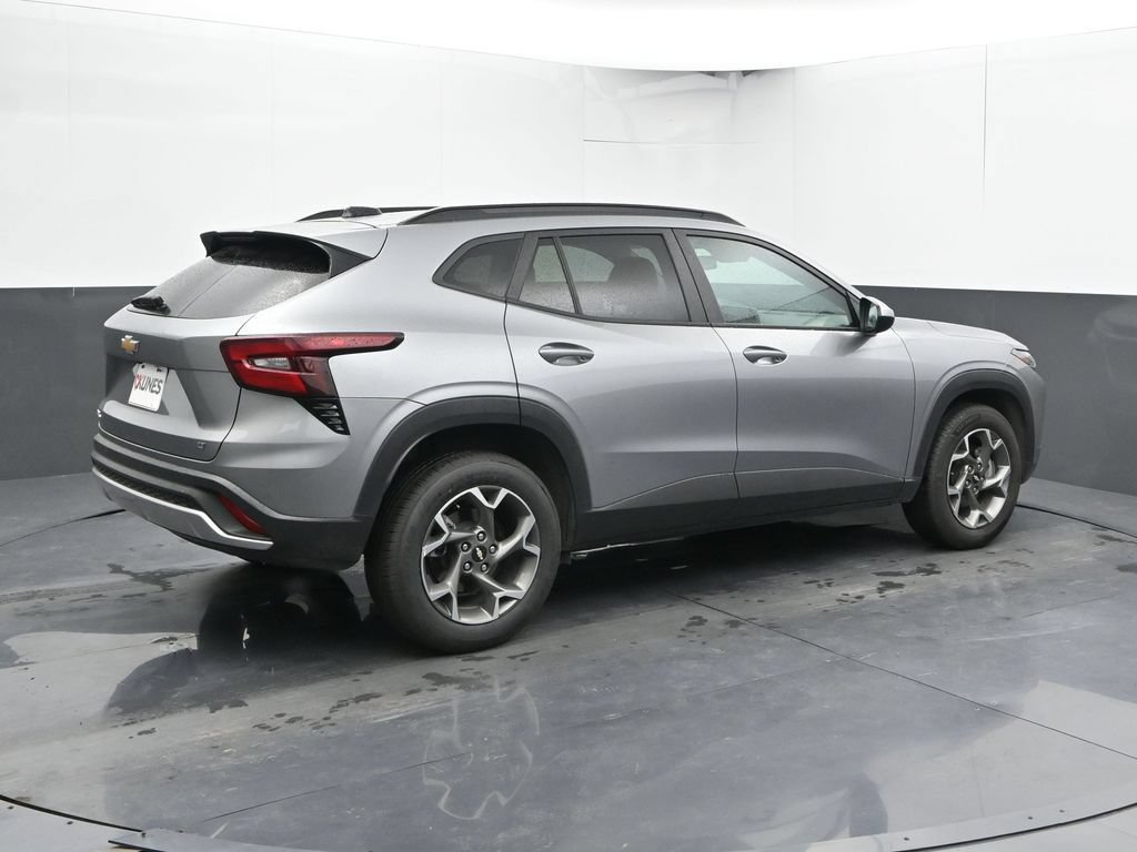 Used 2025 Chevrolet Trax LT FWD image 3