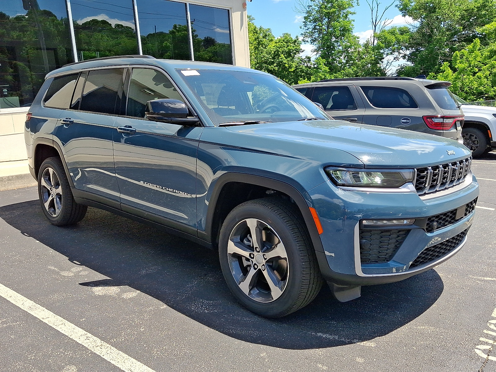 New 2026 Jeep Grand Cherokee L Limited w/ Luxury Tech Group II AWD/4WD image 2