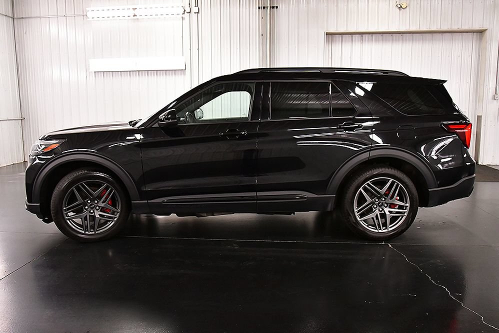 Used 2025 Ford Explorer ST-Line w/ ST-Line Street Pack AWD/4WD image 4