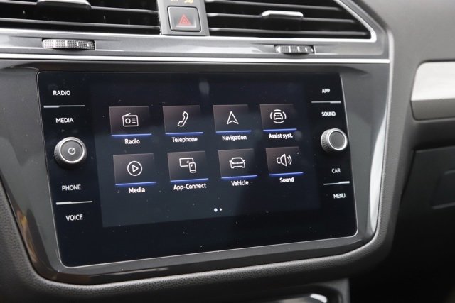 Used 2023 Volkswagen Tiguan SE w/ Panoramic Sunroof Package image 22