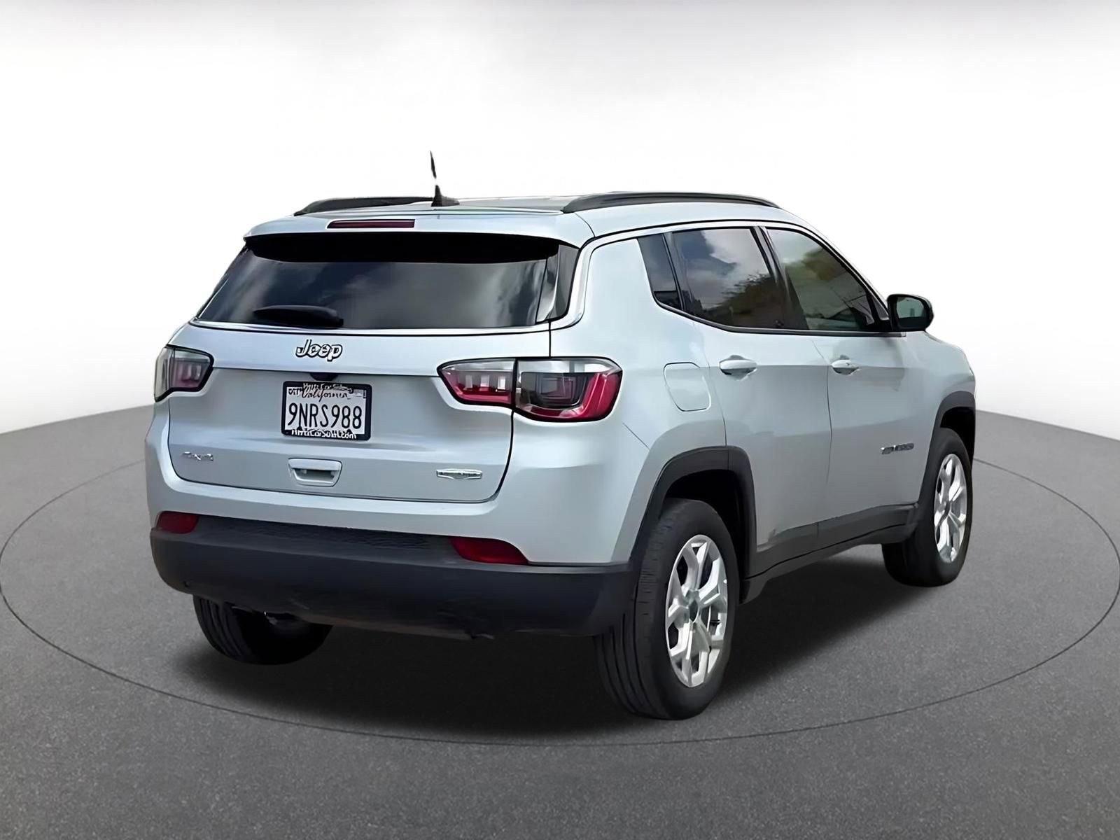 Used 2025 Jeep Compass Latitude AWD/4WD image 14