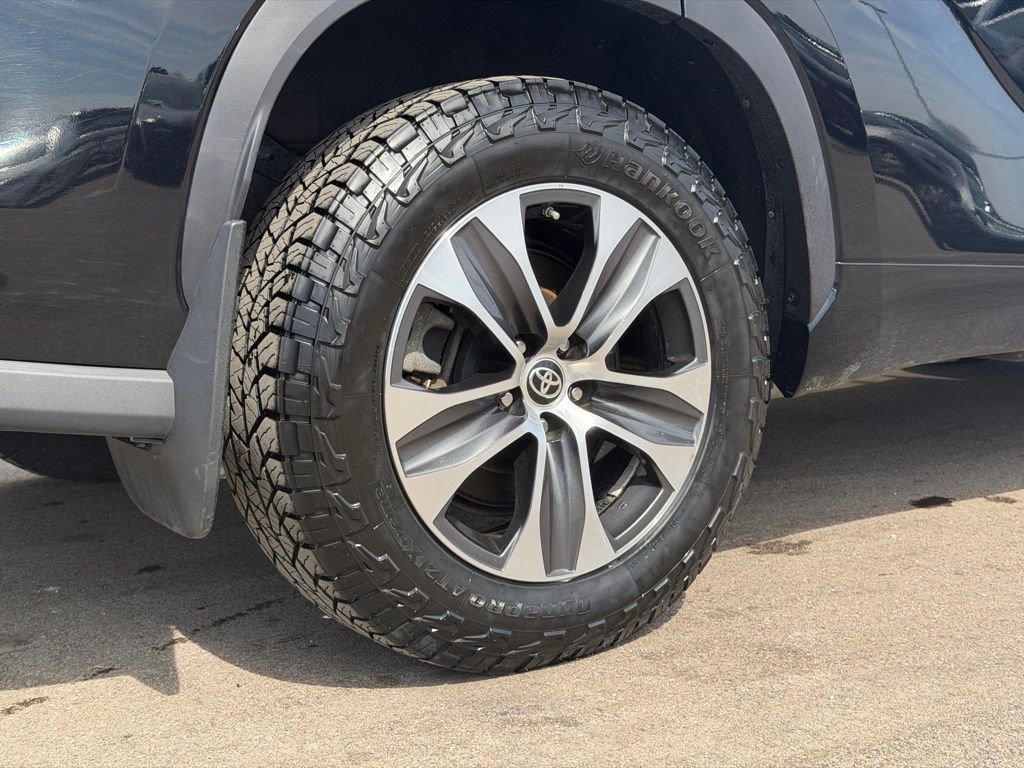 Used 2020 Toyota Highlander XLE image 22