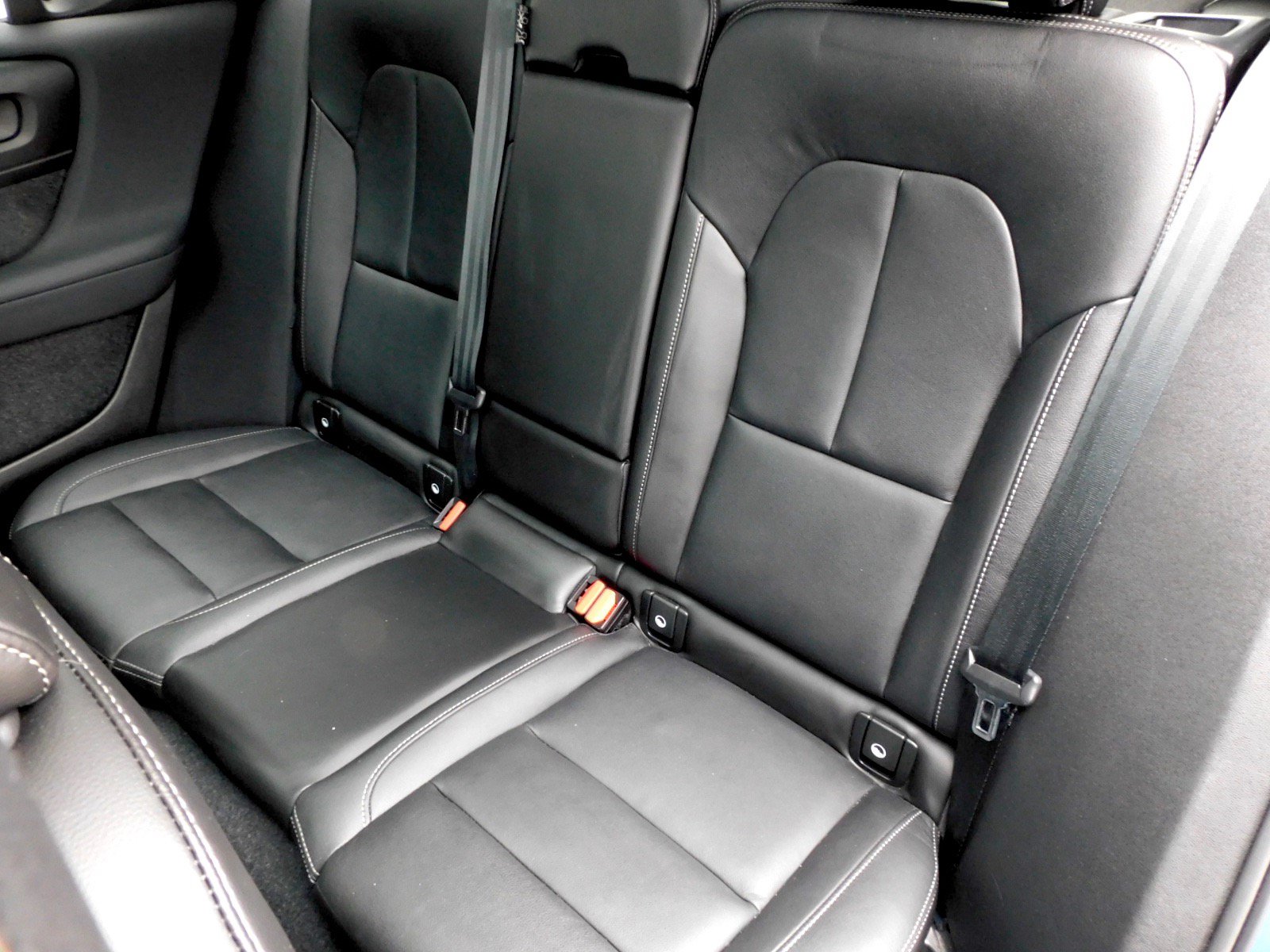 Used 2024 Volvo XC40 B5 Plus AWD/4WD image 16