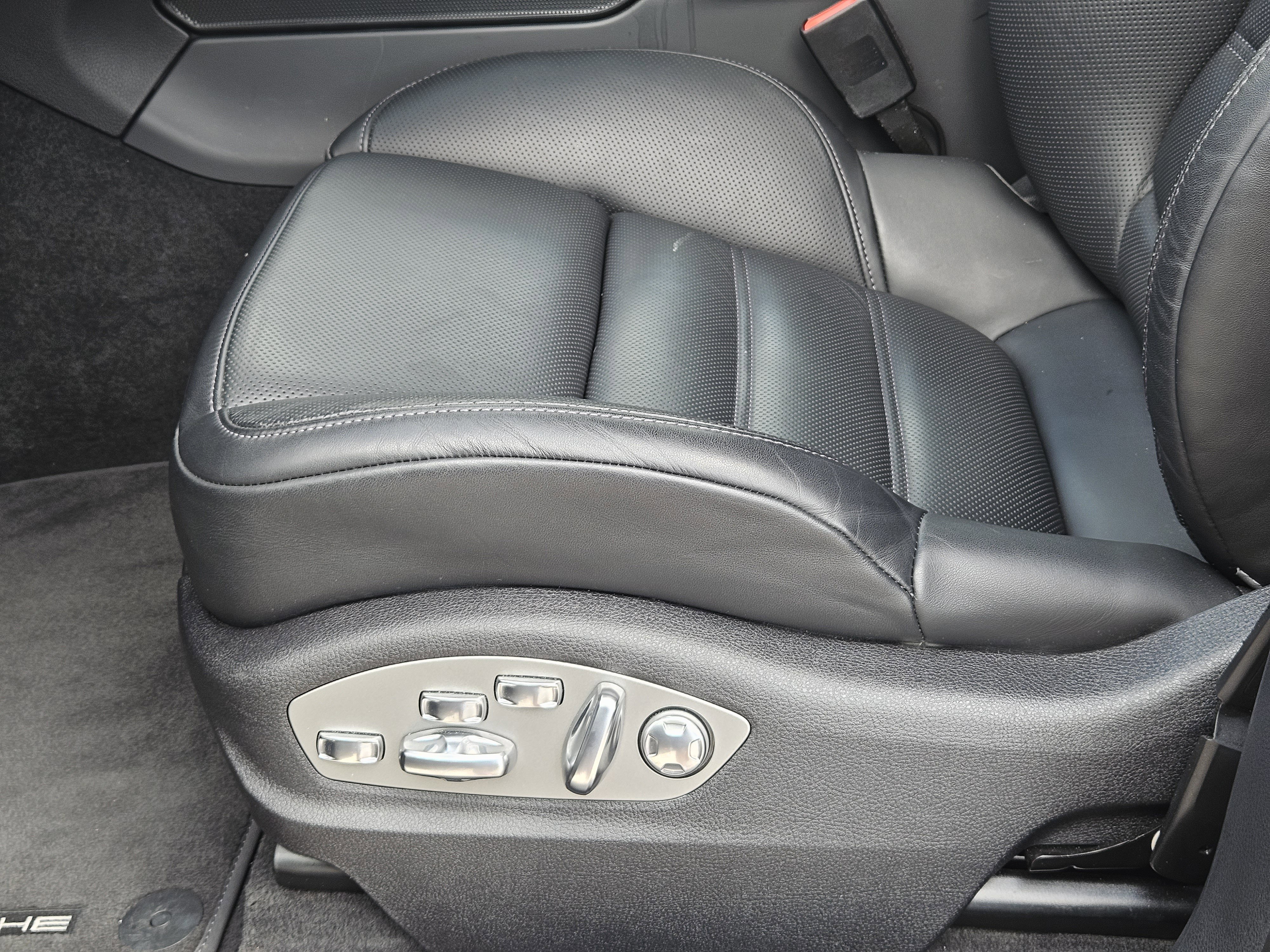 Certified 2025 Porsche Macan image 23