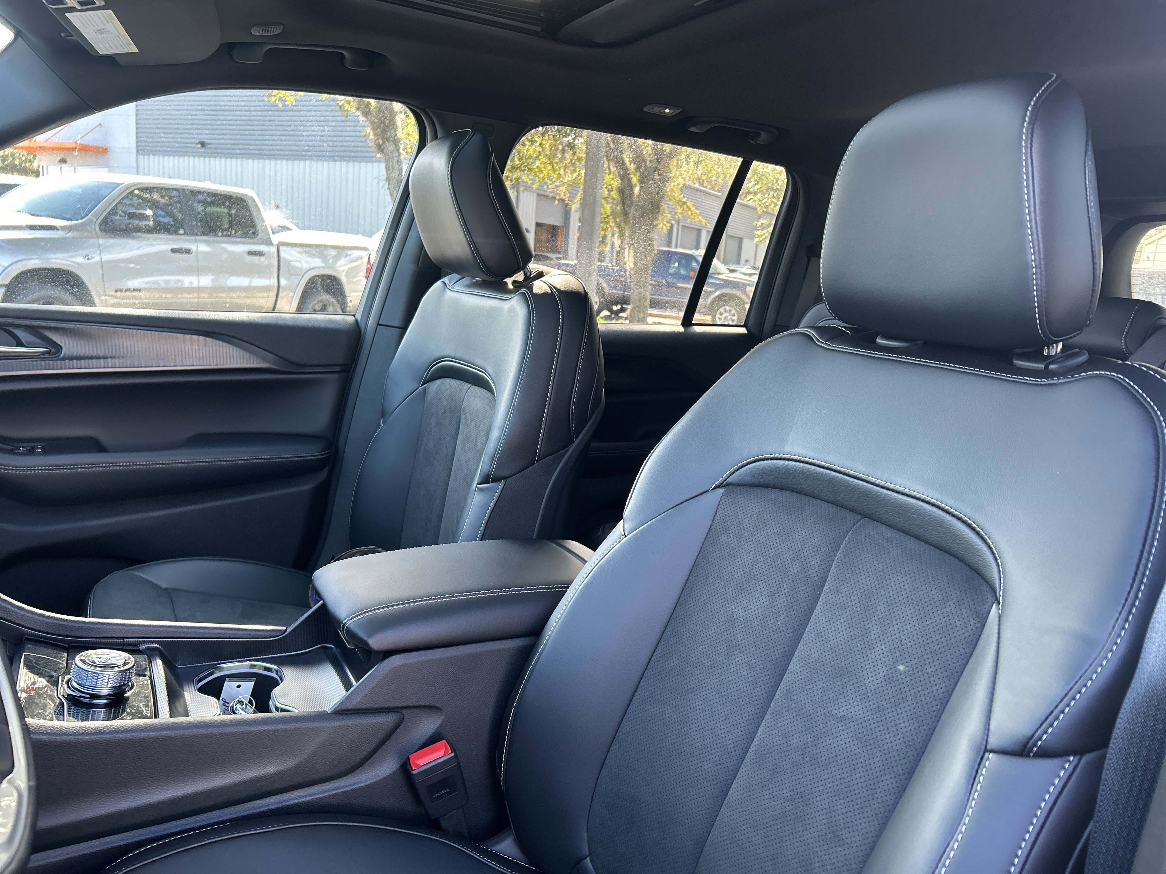 New 2025 Jeep Grand Cherokee Altitude image 14