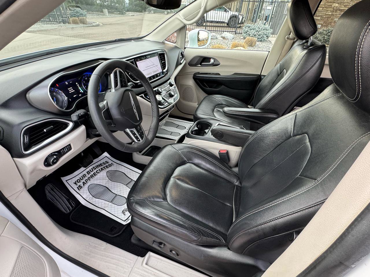 Used 2022 Chrysler Pacifica Touring-L image 9