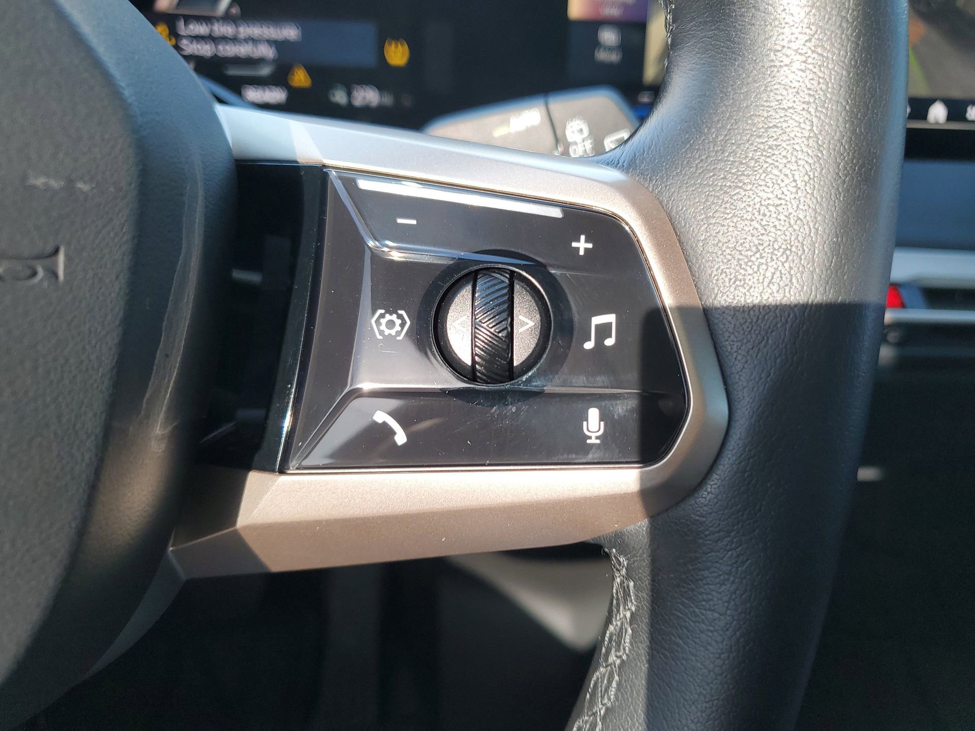 Used 2024 BMW iX xDrive50 w/ Sport Package image 22