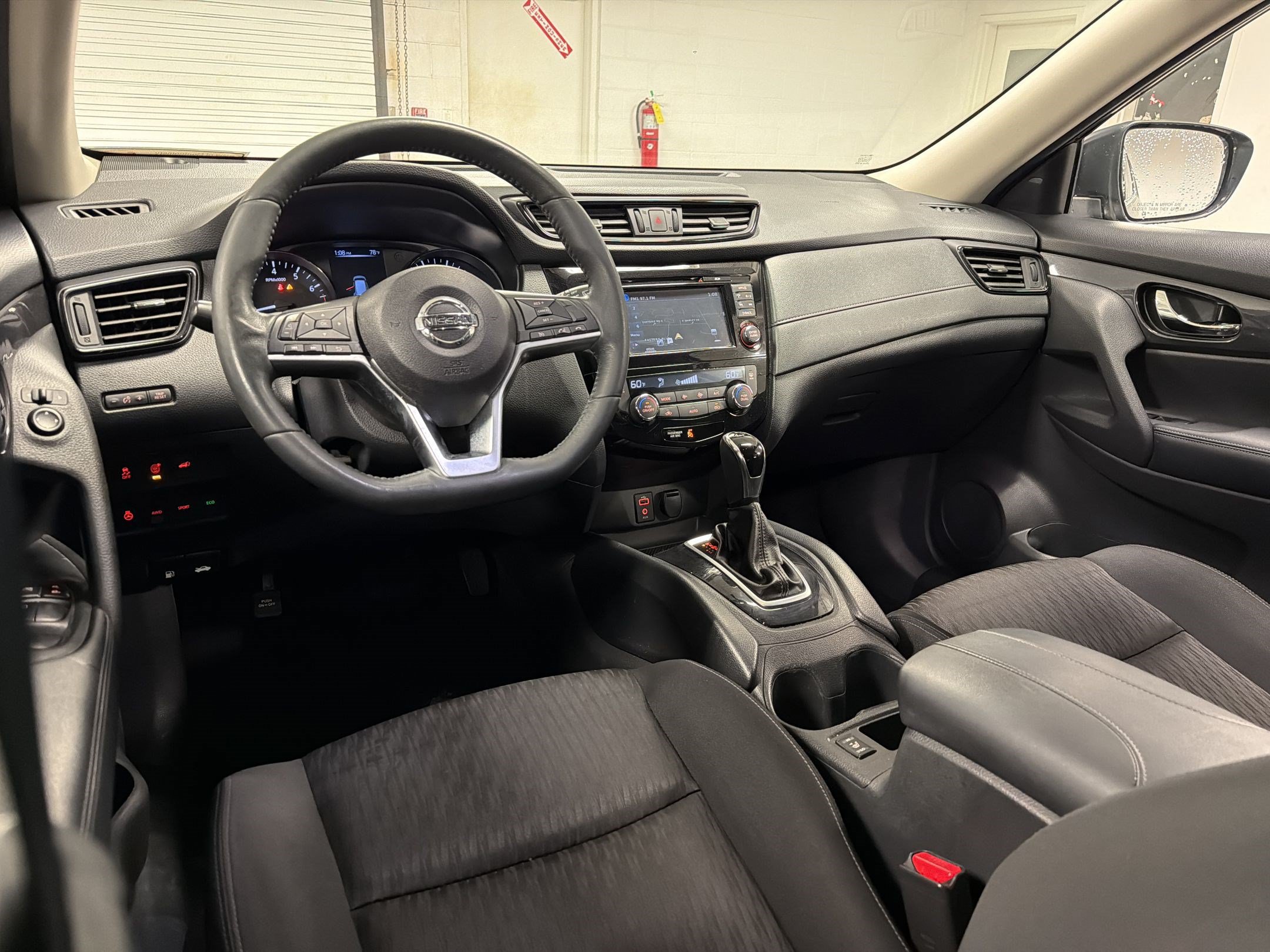 Used 2017 Nissan Rogue SV w/ SV Premium Package AWD/4WD image 27