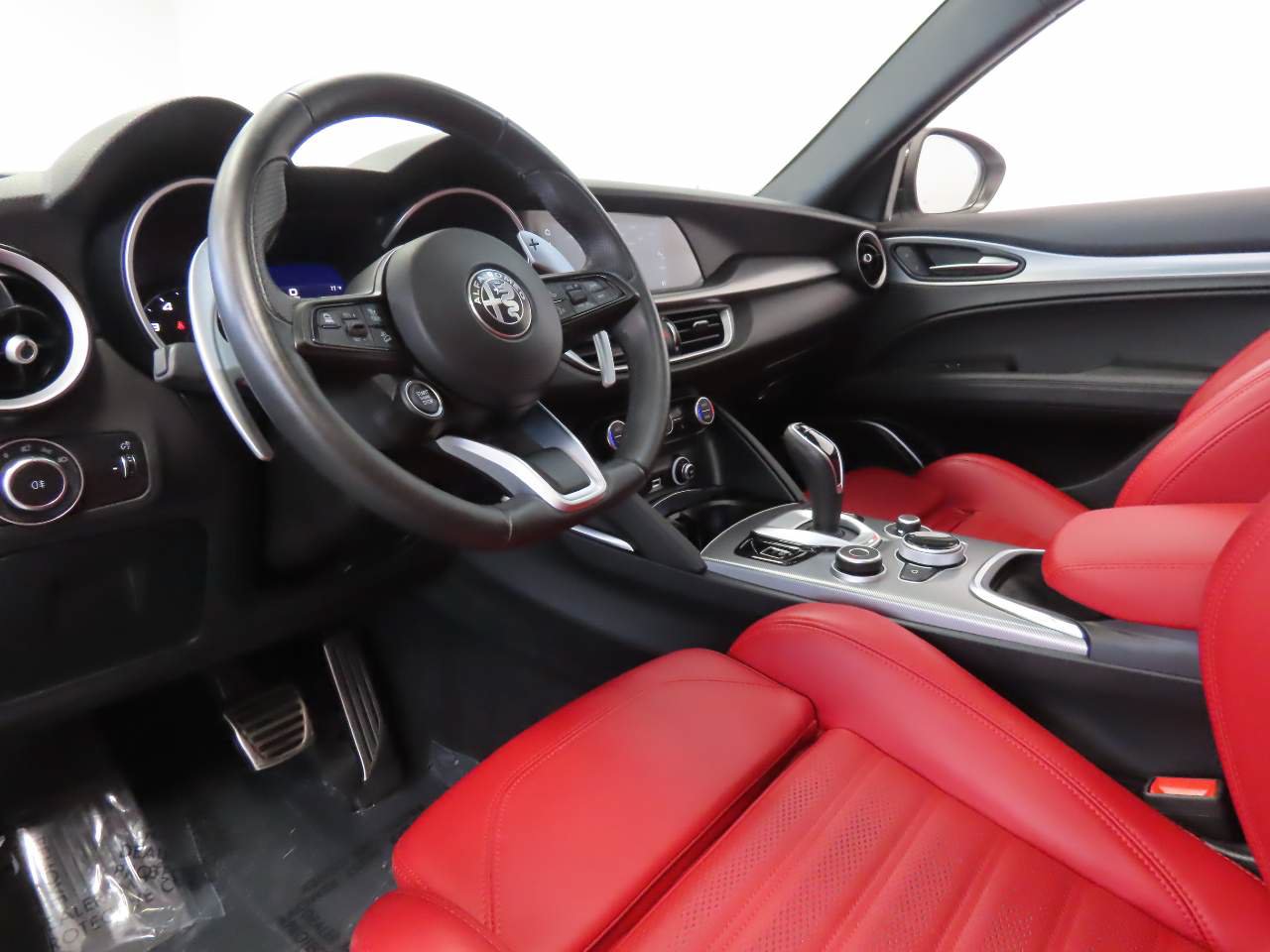 Used 2023 Alfa Romeo Stelvio Veloce AWD/4WD image 9