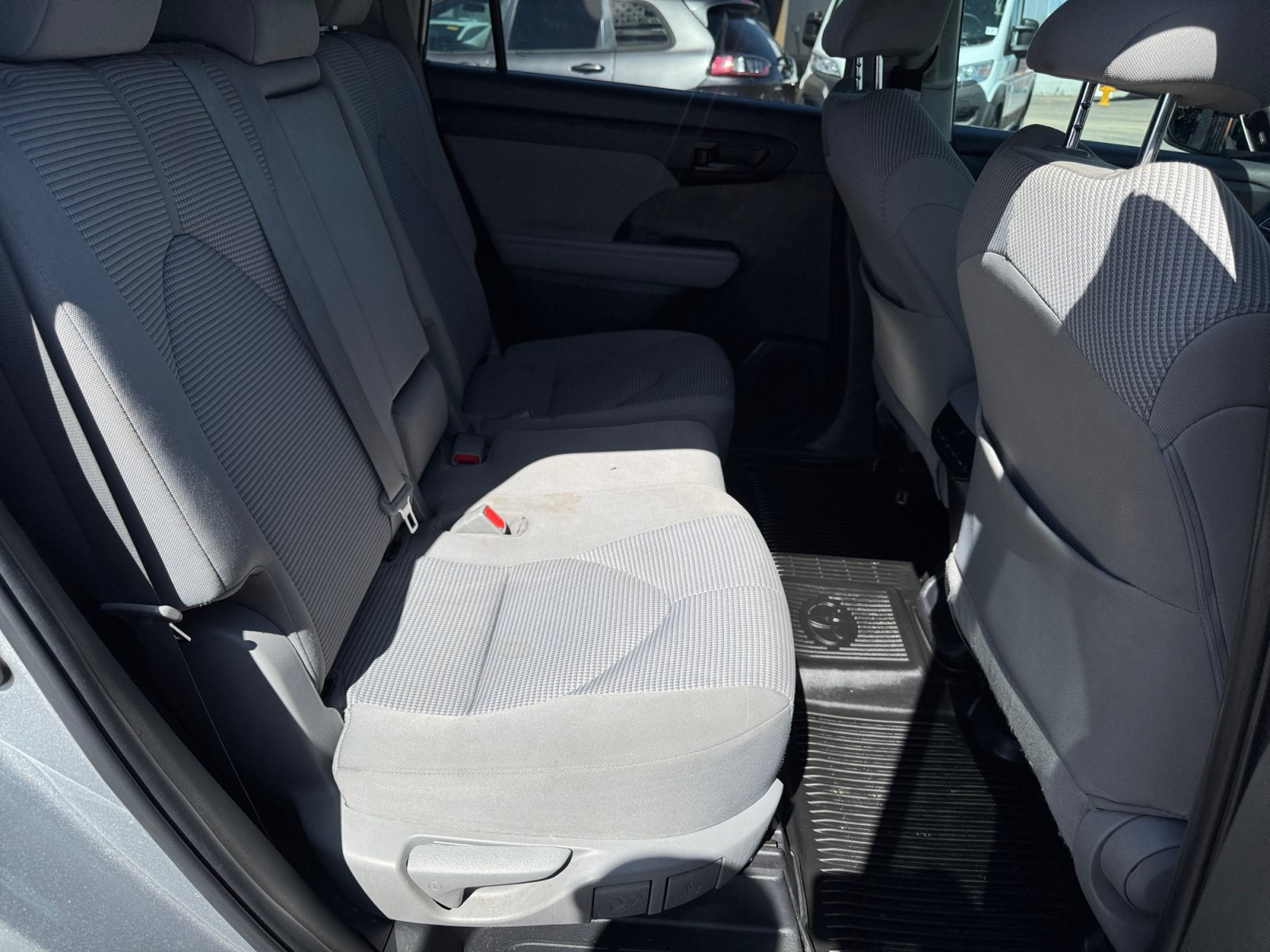 Used 2022 Toyota Highlander LE FWD image 31