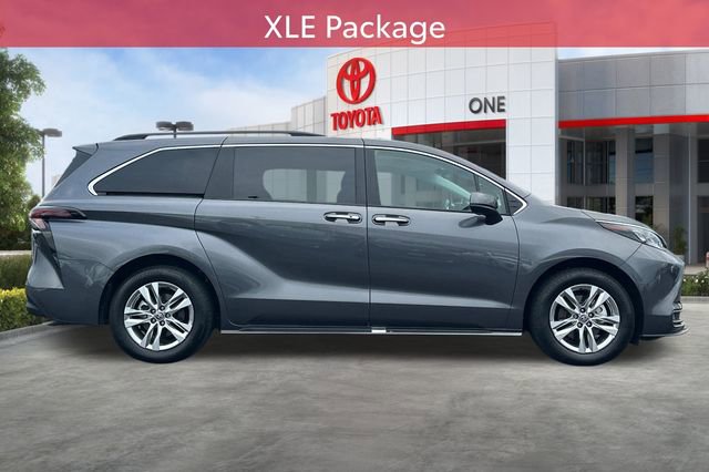 Used 2025 Toyota Sienna XLE image 3