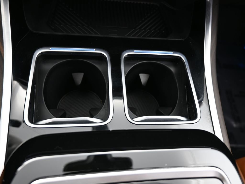 Used 2025 BMW 740i xDrive image 31