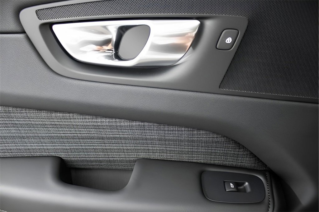Certified 2025 Volvo XC60 B5 Core w/ Protection Package Premier image 31