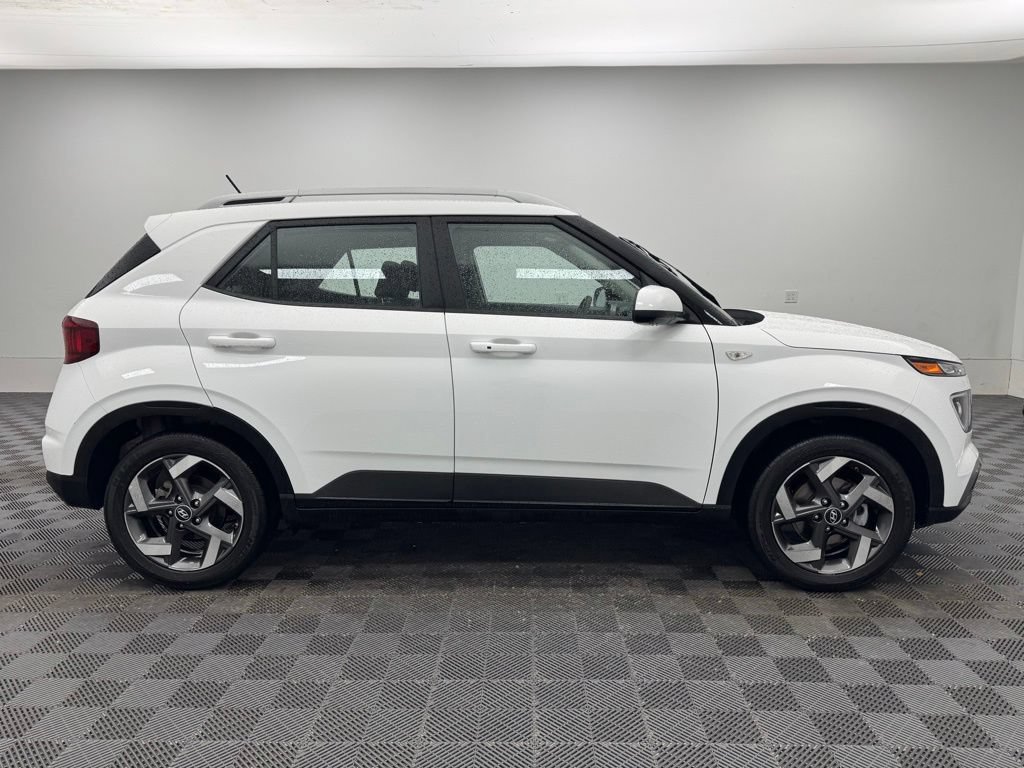 Used 2025 Hyundai Venue SEL FWD image 6