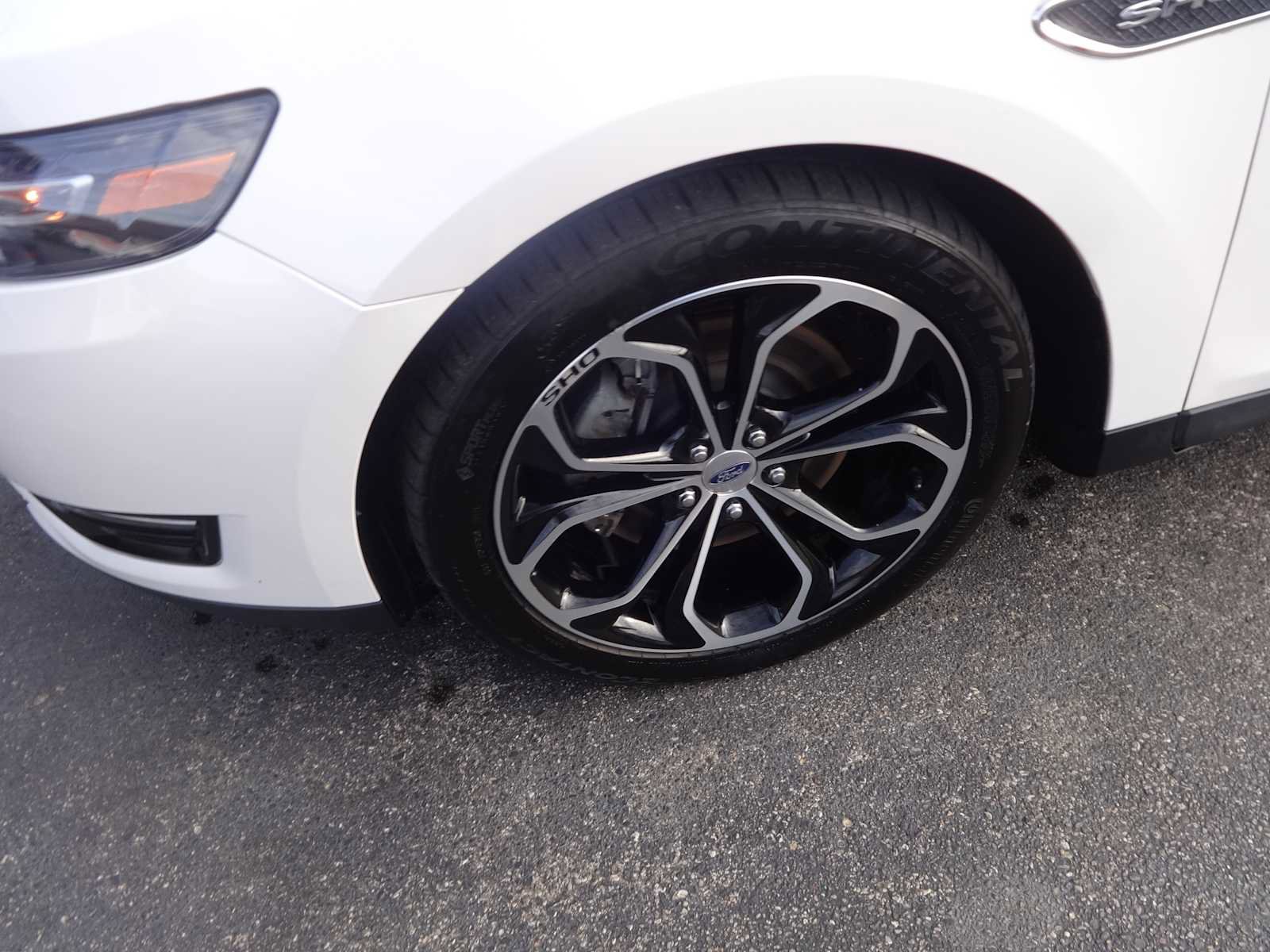 Used 2019 Ford Taurus SHO image 3