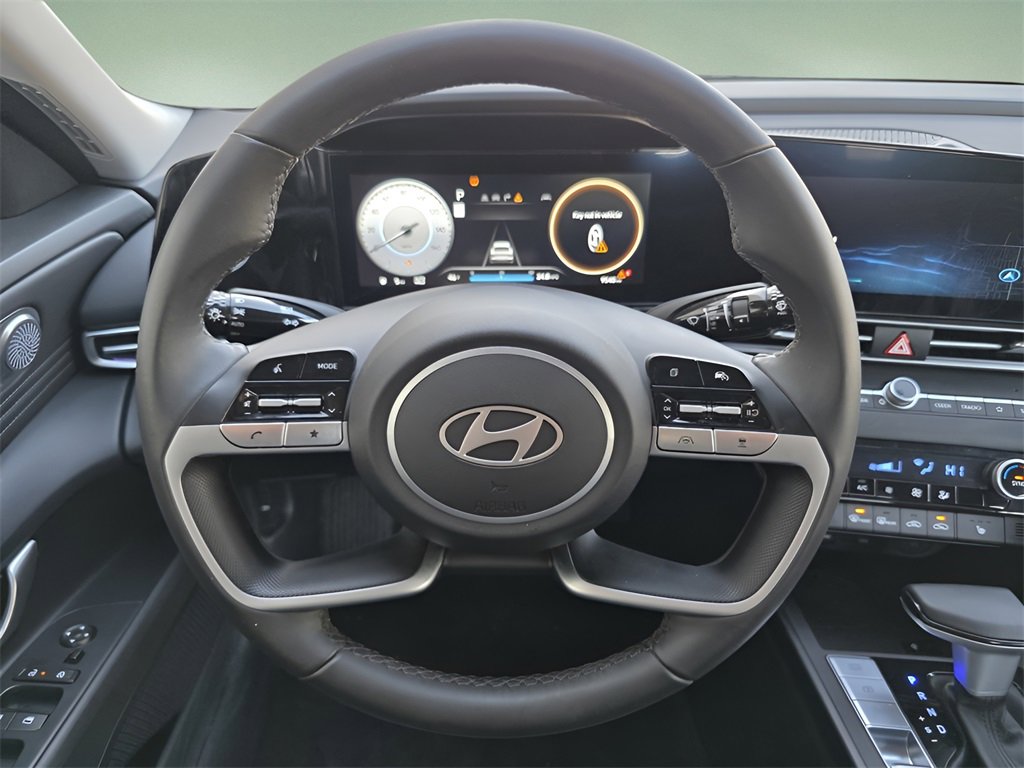 Certified 2025 Hyundai Elantra Limited image 24