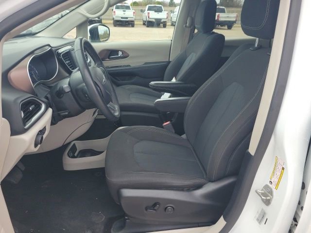 Used 2023 Chrysler Voyager LX FWD image 16