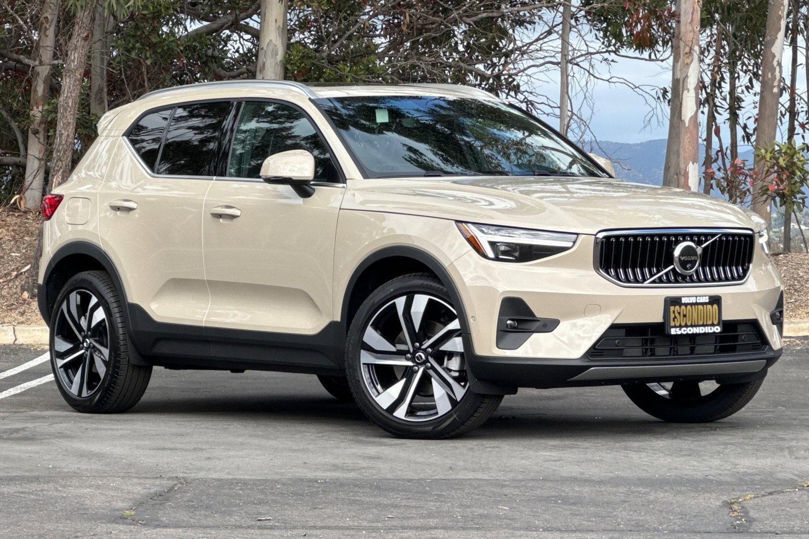 New 2025 Volvo XC40 B5 Ultra image 2