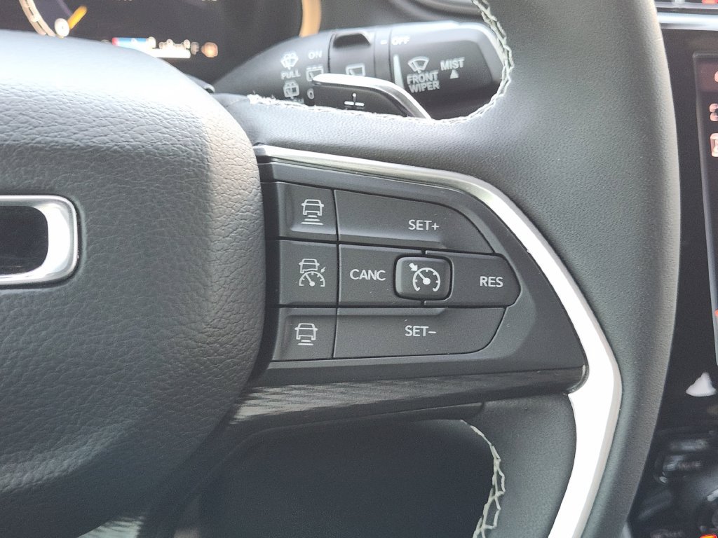 Used 2025 Jeep Grand Cherokee L Laredo RWD image 31