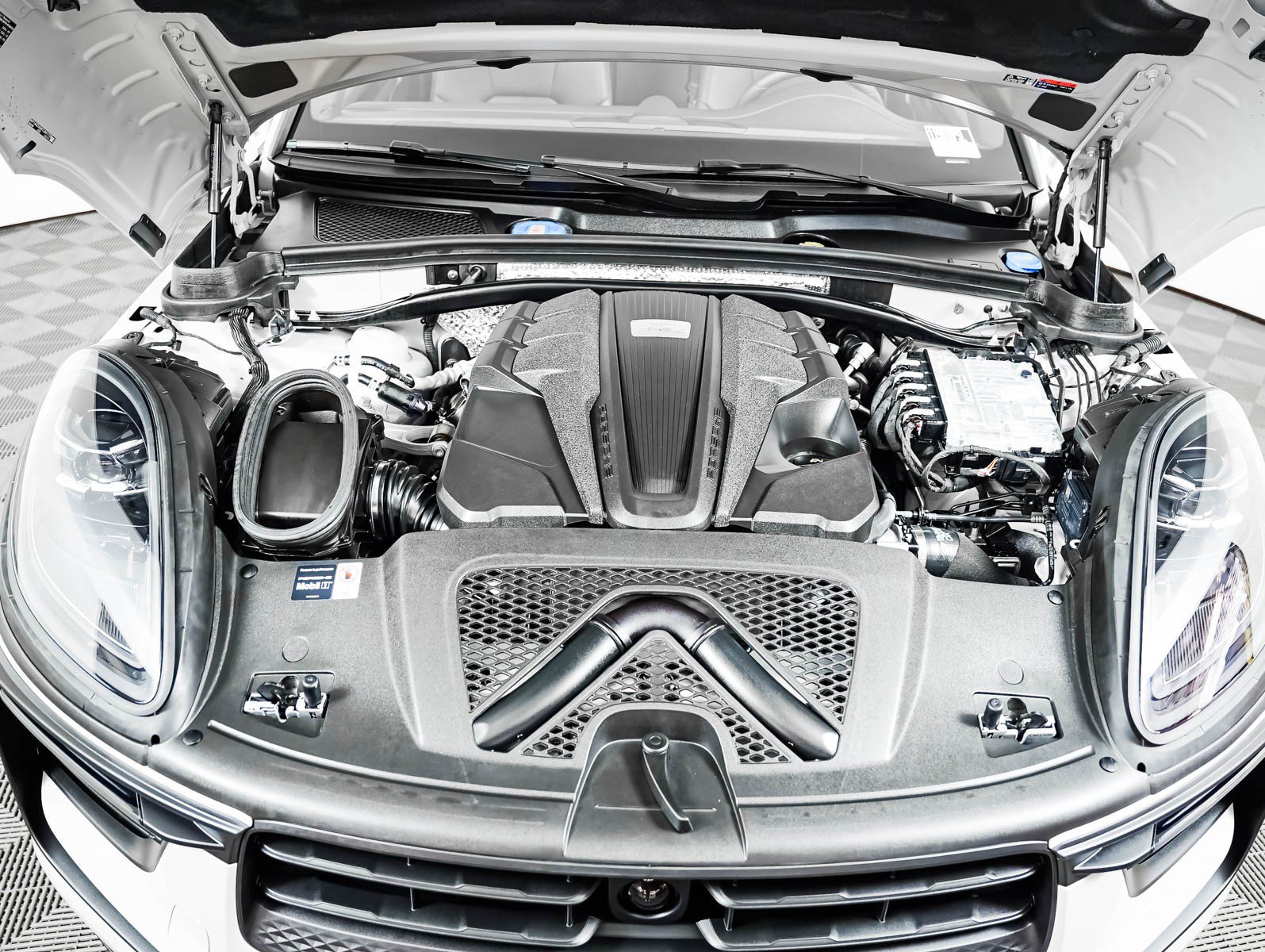 Certified 2026 Porsche Macan S AWD/4WD image 13