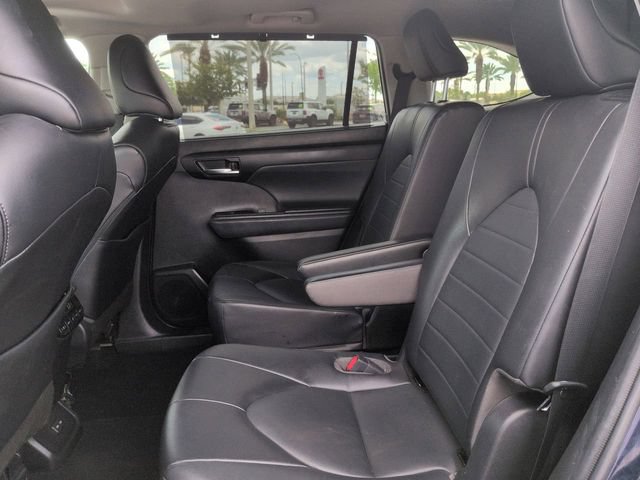Used 2022 Toyota Highlander XLE AWD/4WD image 14