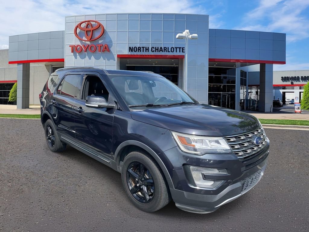 Used 2017 Ford Explorer XLT w/ Equipment Group 202A image 2