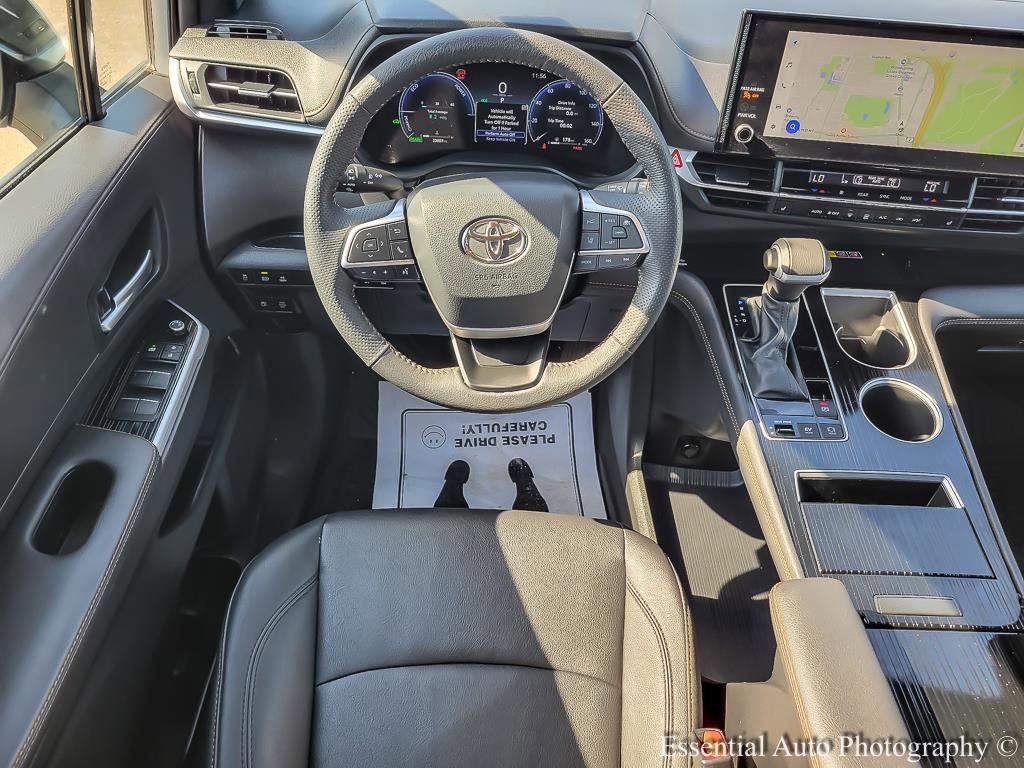 Used 2025 Toyota Sienna XLE Woodland Edition image 13