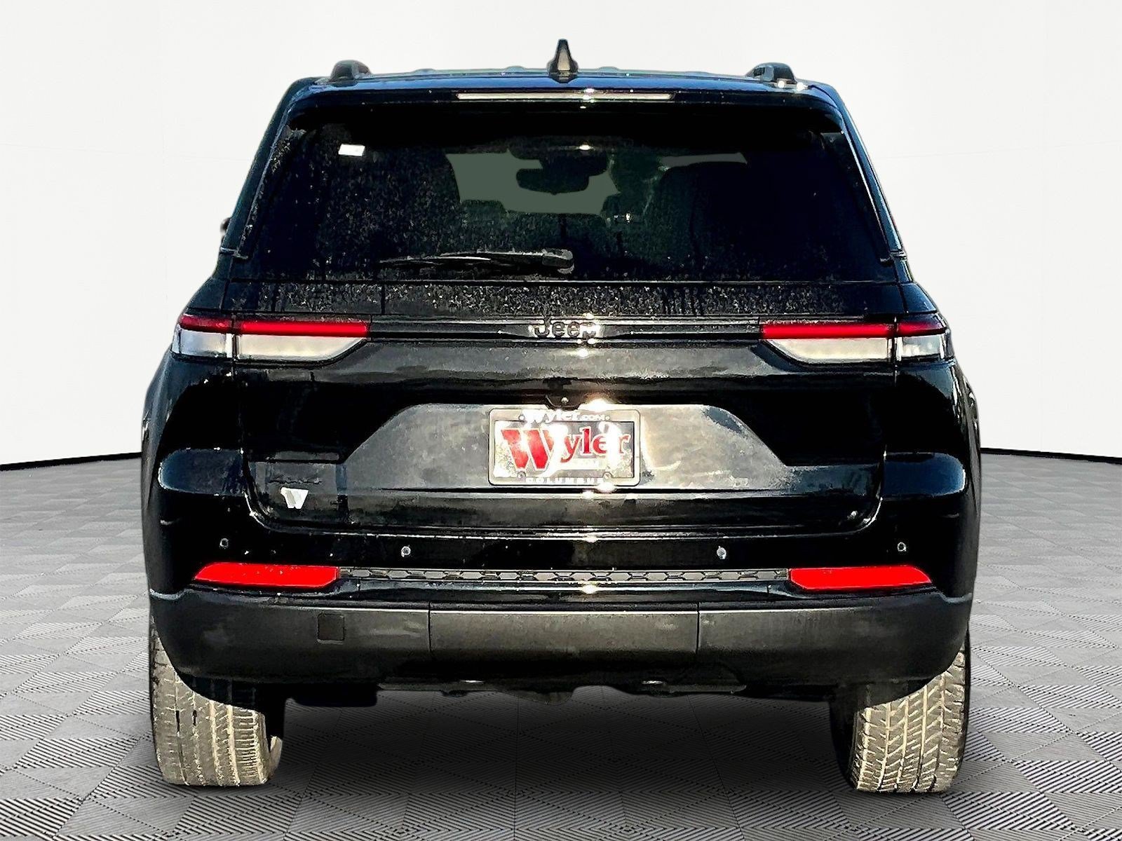 Used 2023 Jeep Grand Cherokee Altitude AWD/4WD image 5