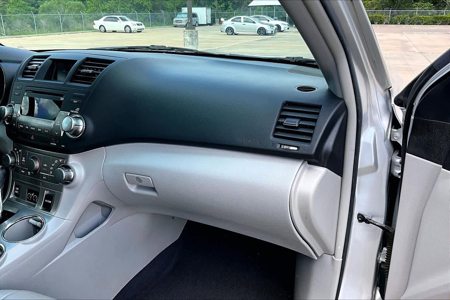 Used 2012 Toyota Highlander SE w/ Tow Pkg FWD image 17