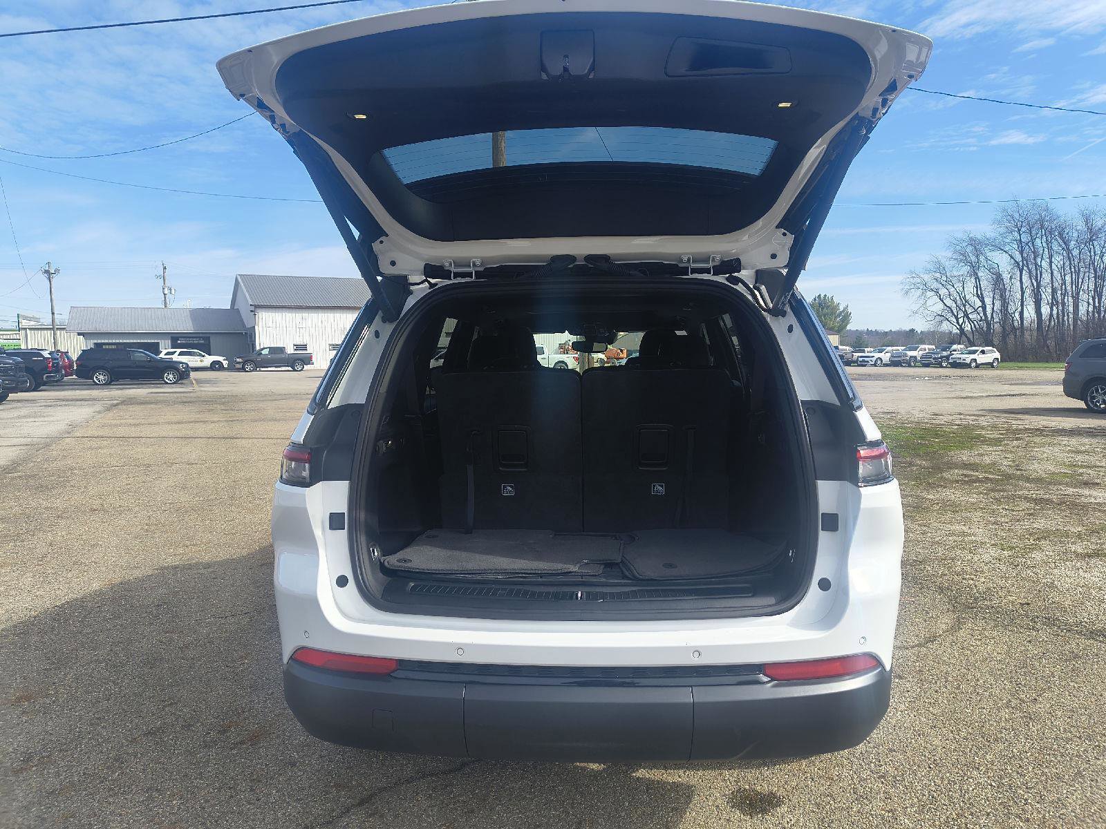 Used 2024 Jeep Grand Cherokee L Altitude AWD/4WD image 28