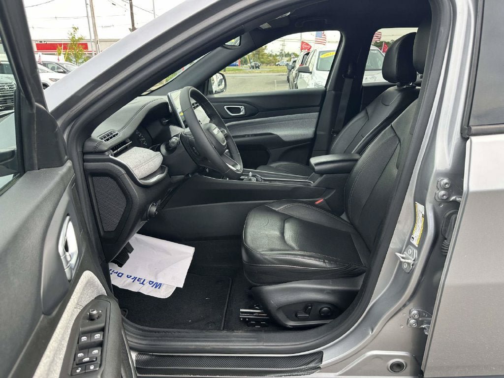 Used 2023 Jeep Compass Latitude AWD/4WD image 16