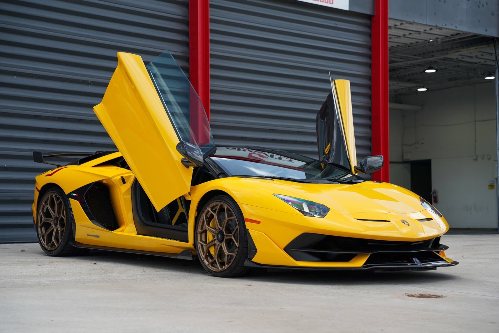 Used 2021 Lamborghini Aventador SVJ AWD/4WD image 16