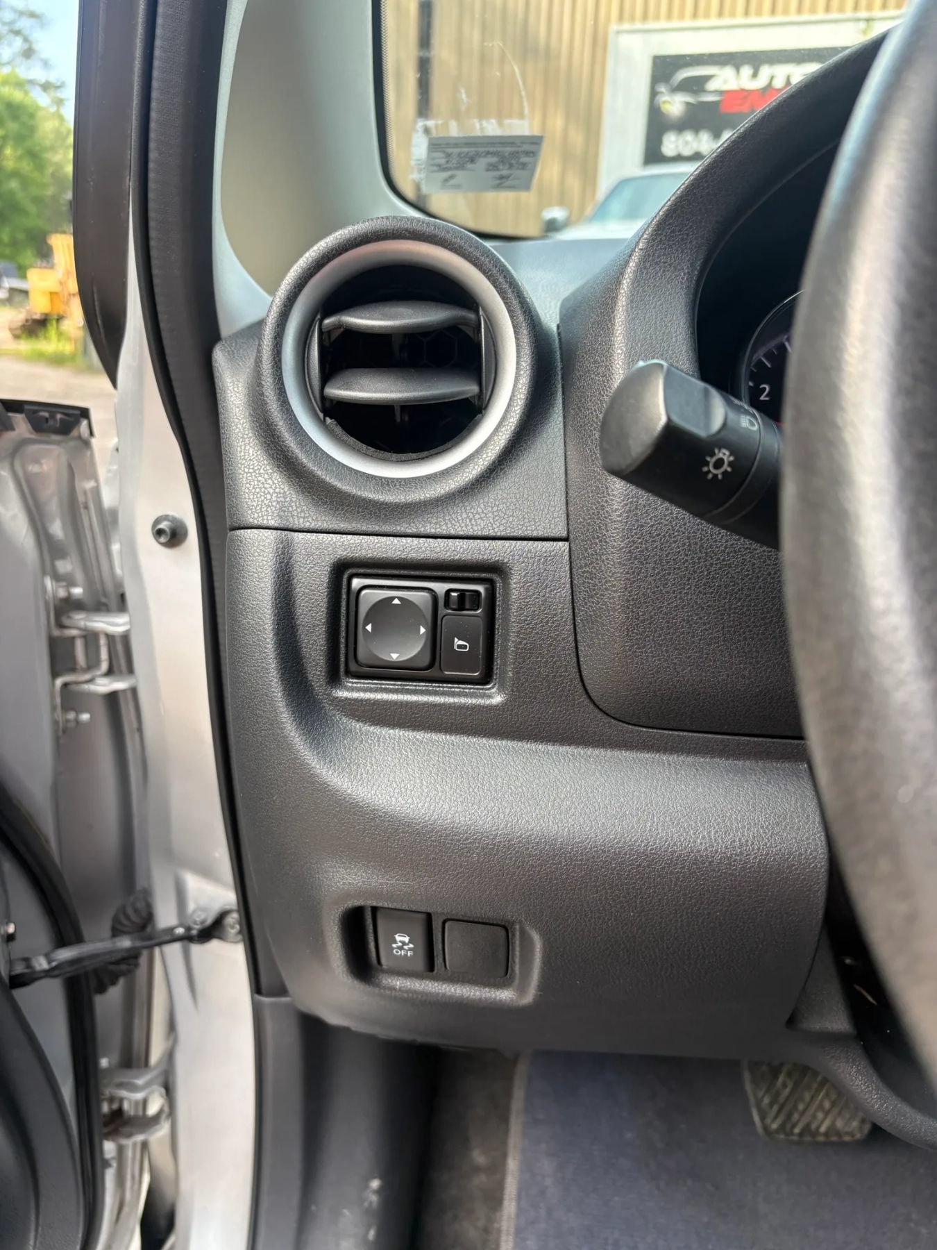 Used 2014 Nissan Versa Note SV FWD image 36