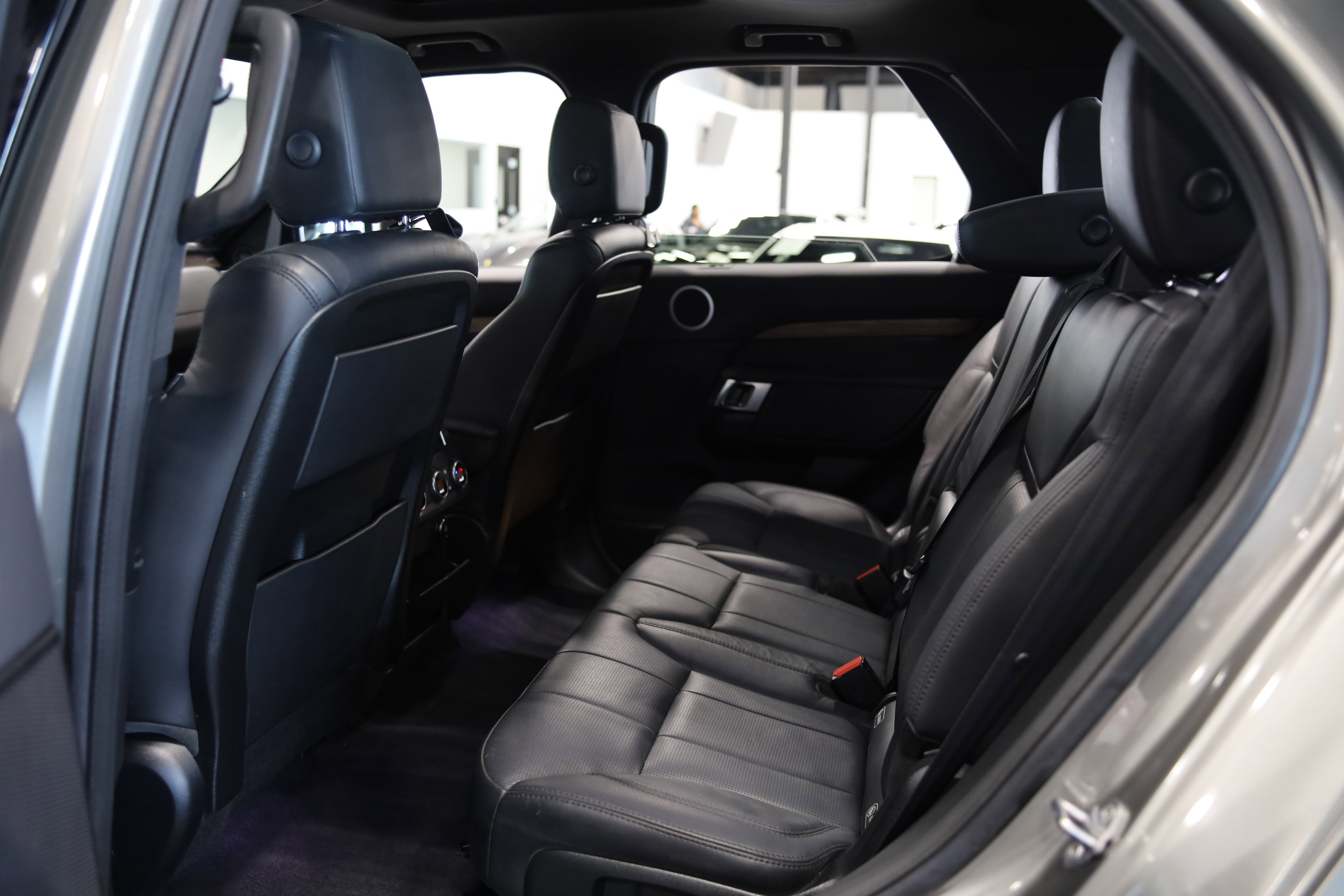 Used 2018 Land Rover Discovery HSE AWD/4WD image 38