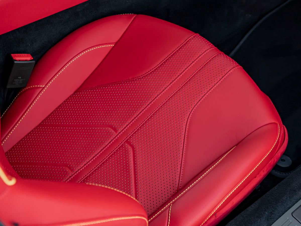 Used 2026 Aston Martin V8 Vantage Coupe RWD image 23