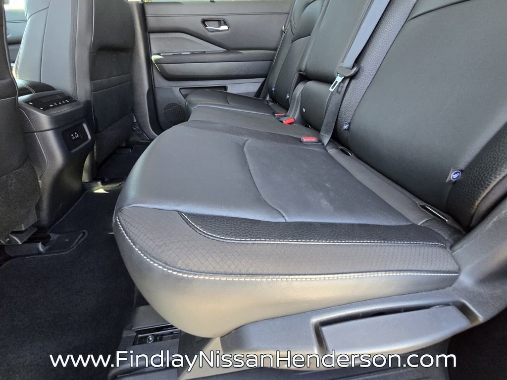 Used 2025 Nissan Pathfinder SL image 11