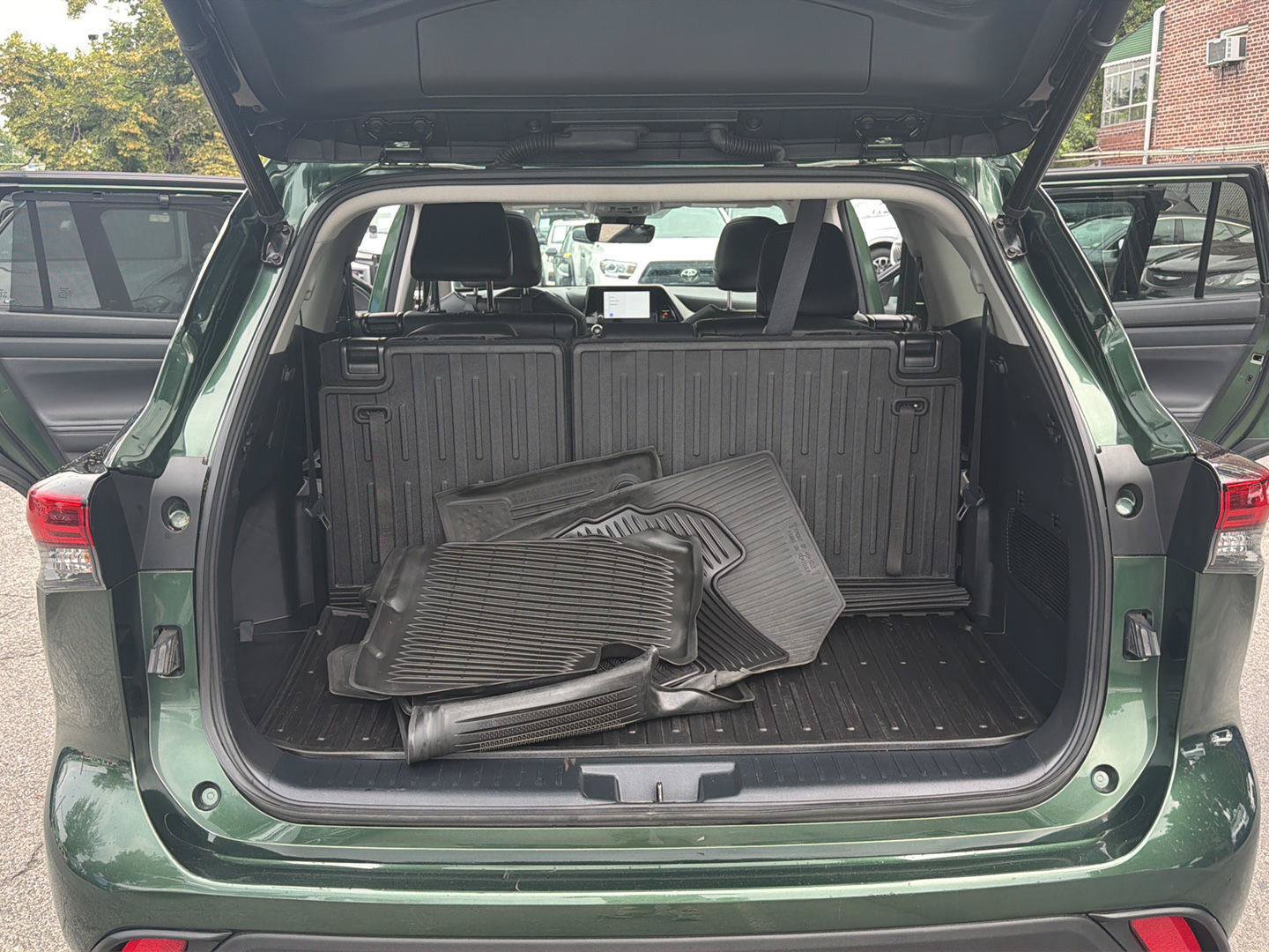 Used 2023 Toyota Highlander XLE AWD/4WD image 32