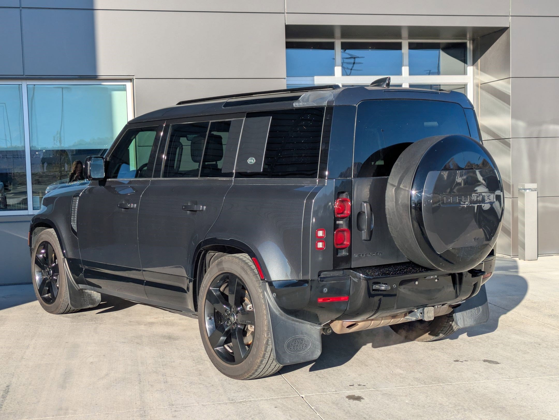 Used 2024 Land Rover Defender 110 X-Dynamic SE image 10