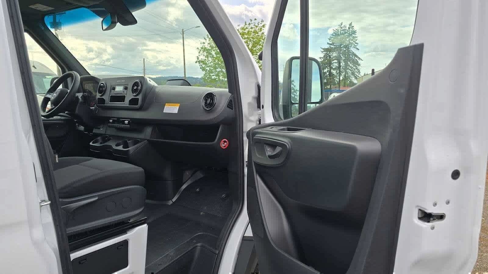 Used 2025 Mercedes-Benz Sprinter 2500 image 10