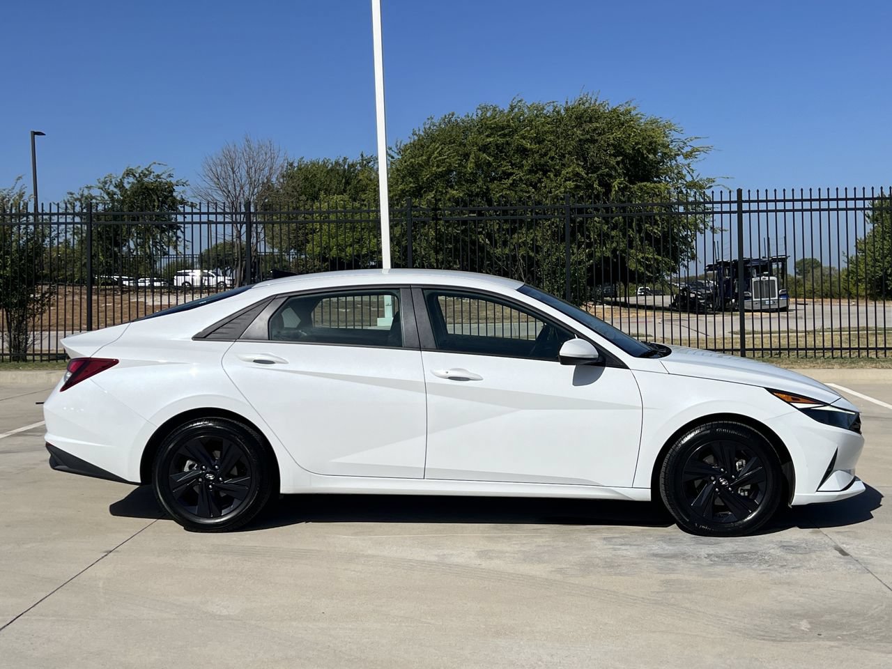 Used 2022 Hyundai Elantra SEL w/ Convenience Package FWD image 3