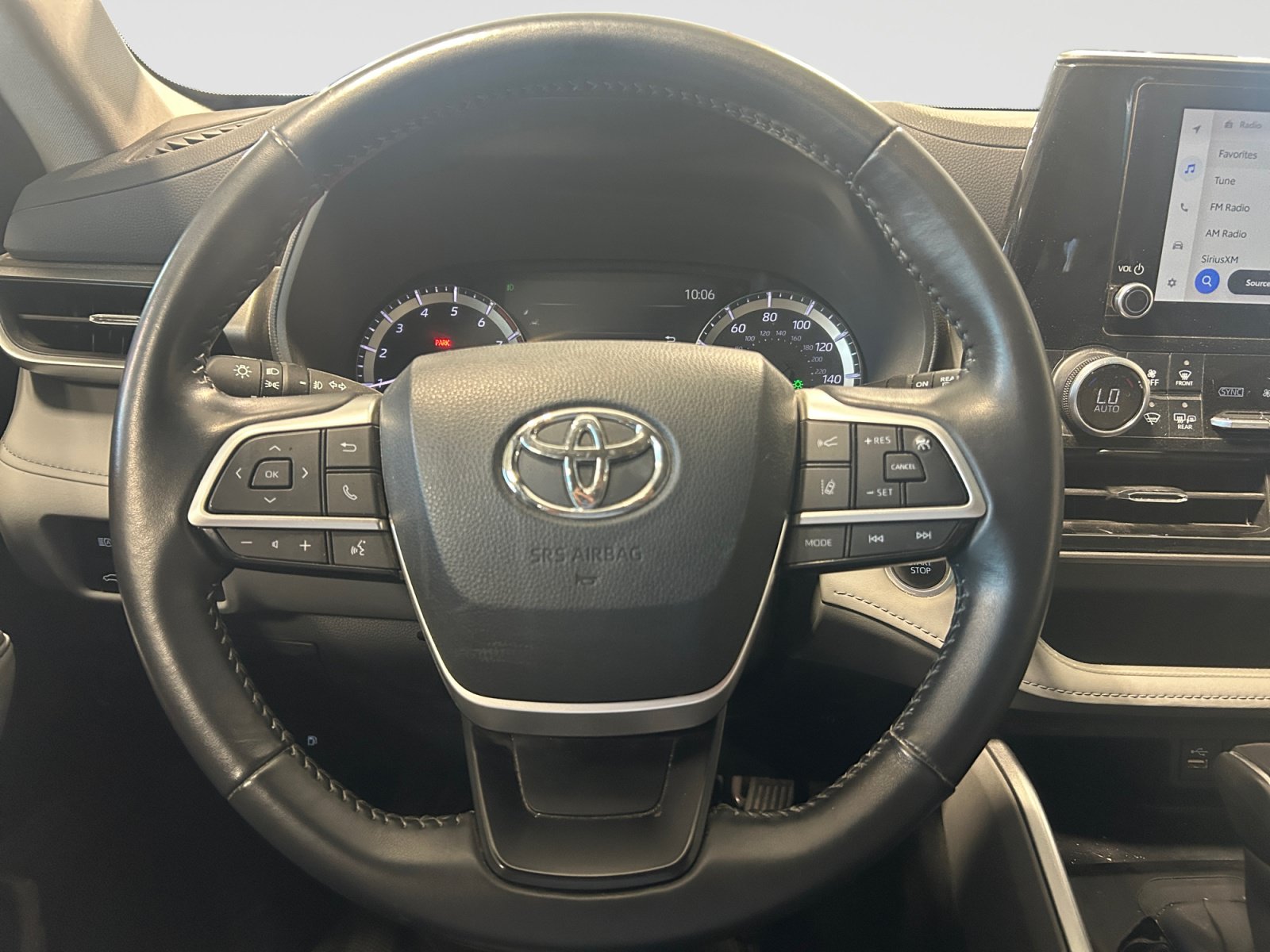 Used 2024 Toyota Highlander LE AWD/4WD image 16