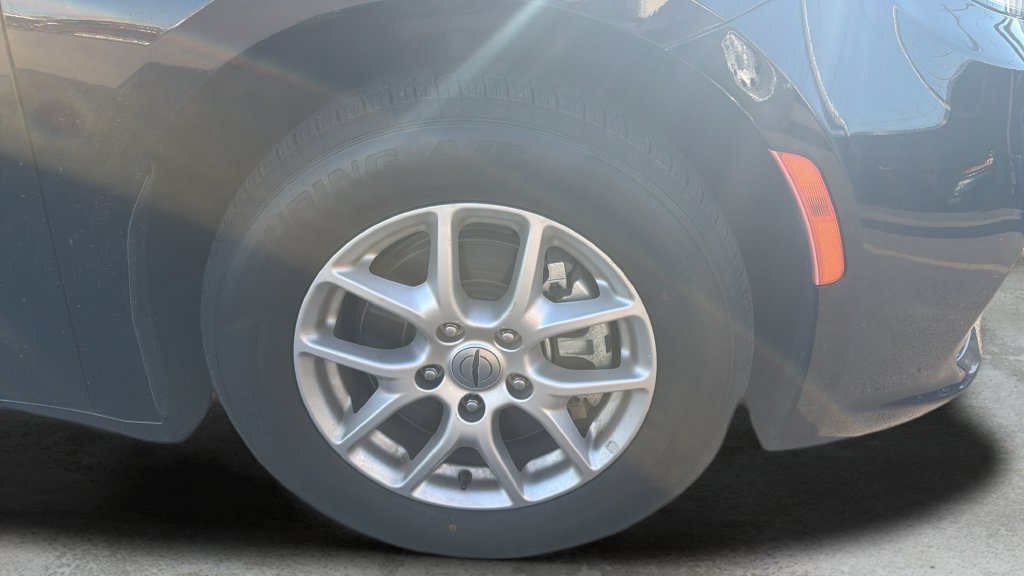 Used 2024 Chrysler Pacifica Touring-L FWD image 9