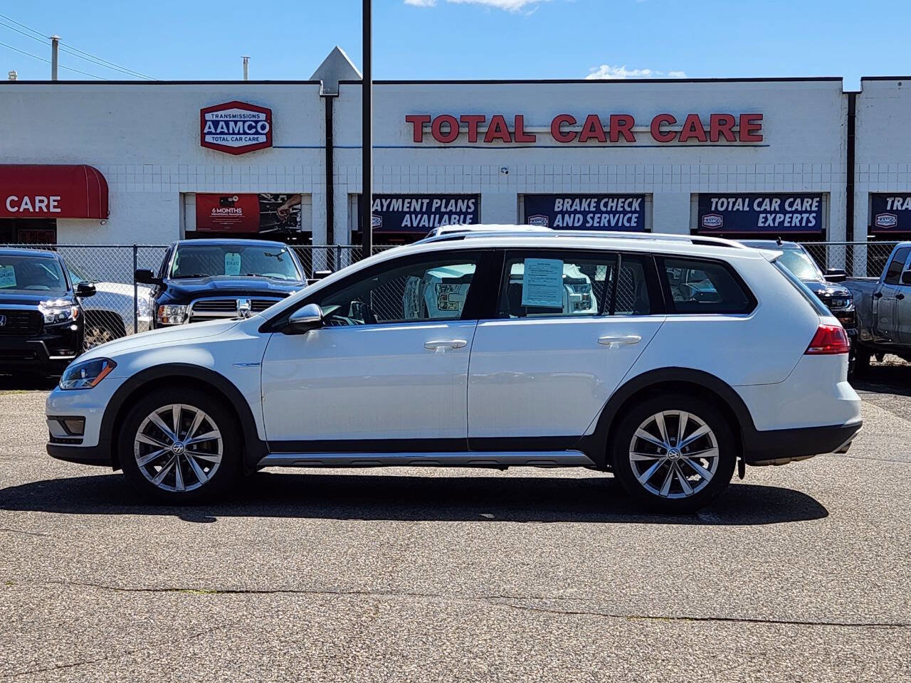 Used 2017 Volkswagen Golf Alltrack SE image 2