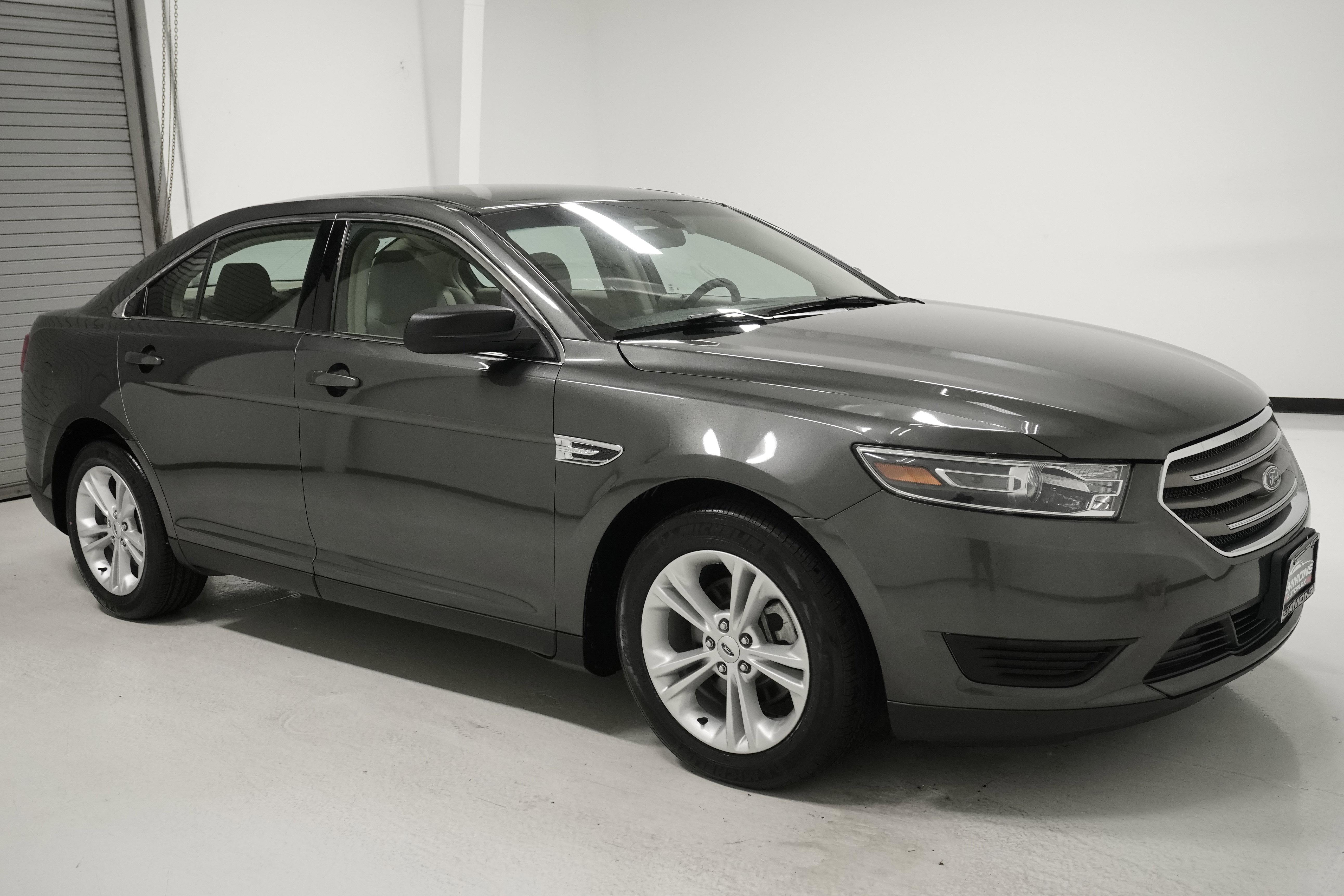 Used 2018 Ford Taurus SE image 3