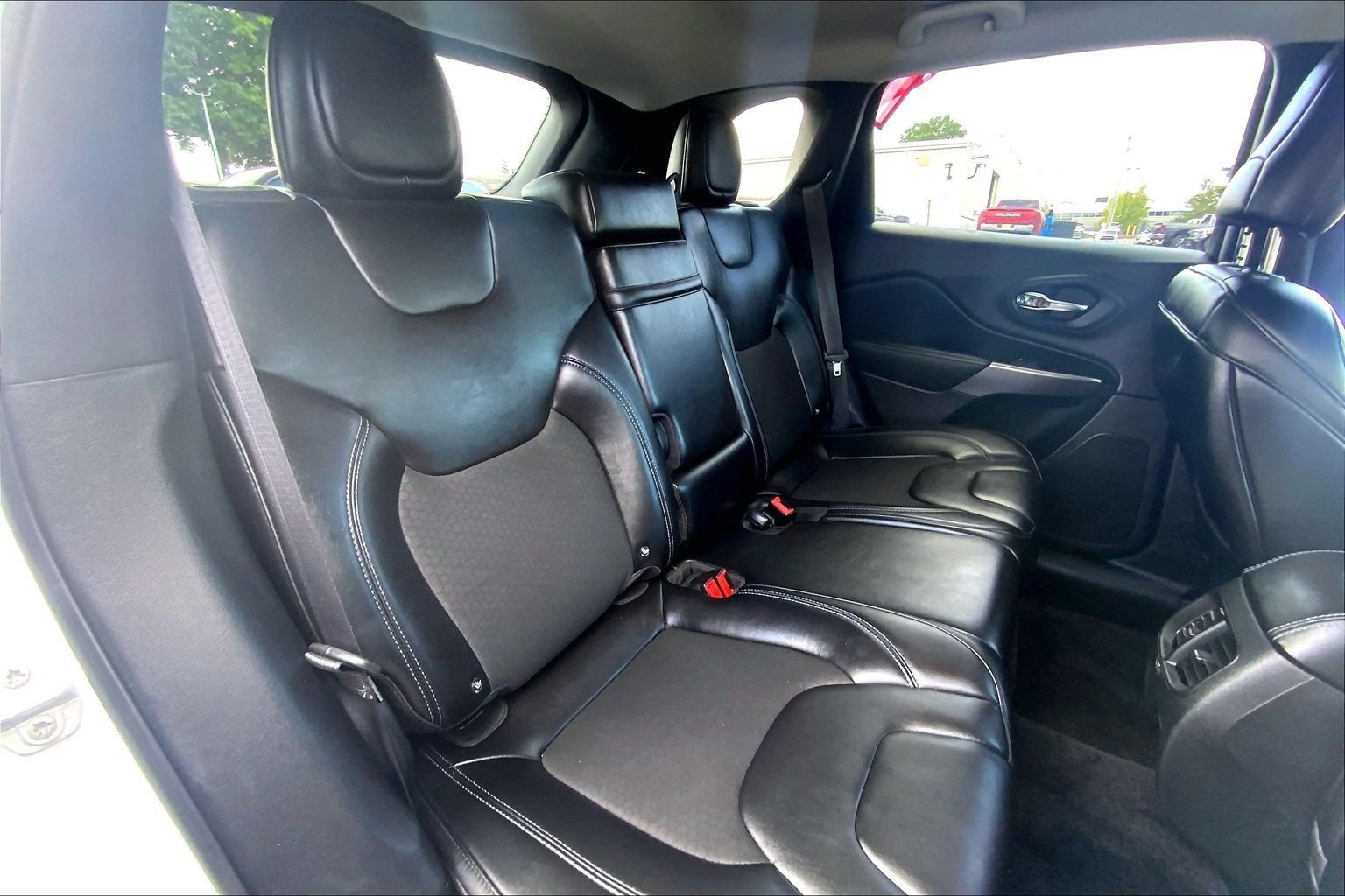 Used 2019 Jeep Cherokee Latitude Plus AWD/4WD image 18