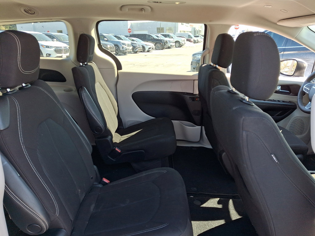 Used 2023 Chrysler Voyager LX image 15