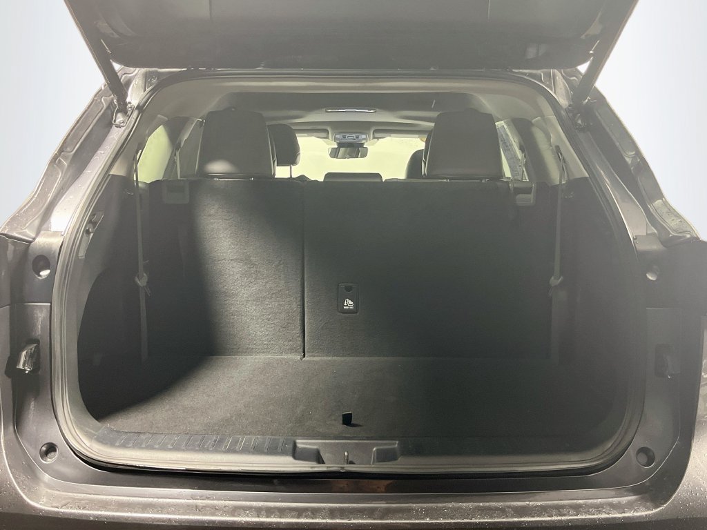 Used 2021 Toyota Highlander XLE FWD image 32